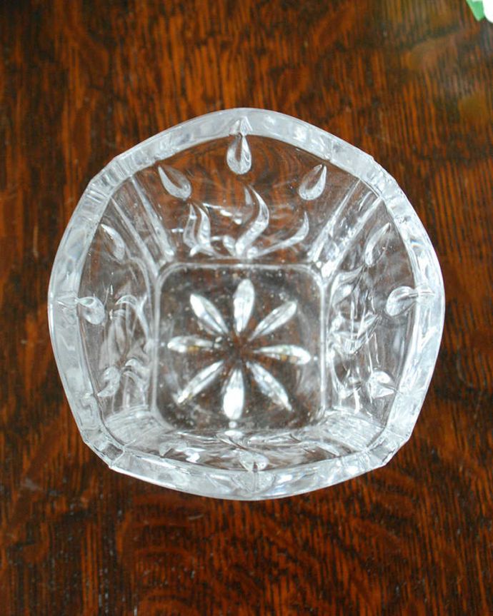 アンティーク 雑貨のガラス小物　アンティーク雑貨　イギリスのアンティークプレスドグラス、お洒落なカッティングのフラワーベース（花器）。上から見るとこんな感じです。(pg-4704)