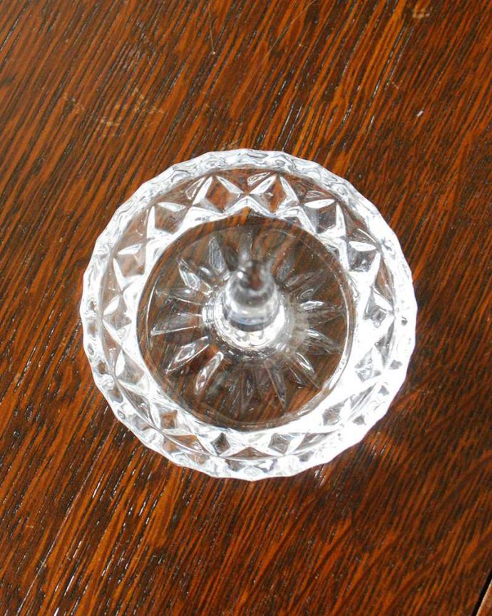 アンティーク 雑貨のガラス小物　アンティーク雑貨　英国アンティークガラスの小物も置けるトレー付きリングスタンド（プレスドグラス）。上から見るとこんな感じです。(pg-4706)