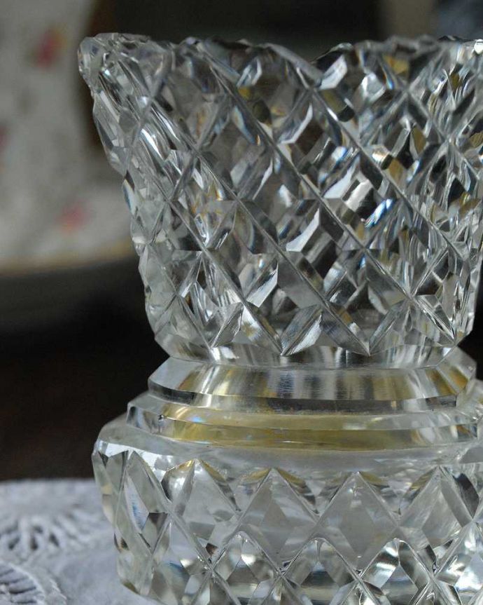 アンティーク 雑貨のガラス小物　アンティーク雑貨　イギリスのアンティークプレスドグラス、平らな形が珍しいフラワーベース（花器）。アンティークのため、多少の欠け・傷がある場合がありますが、使用上問題はありませんので、ご了承下さい。(pg-4707)