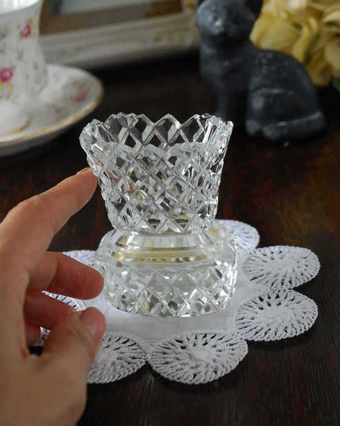 アンティーク 雑貨のガラス小物　アンティーク雑貨　イギリスのアンティークプレスドグラス、平らな形が珍しいフラワーベース（花器）。１輪挿しにもオススメです。(pg-4707)