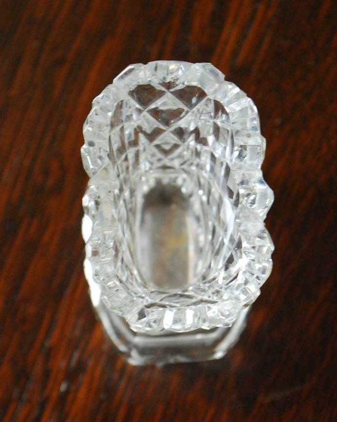 アンティーク 雑貨のガラス小物　アンティーク雑貨　イギリスのアンティークプレスドグラス、平らな形が珍しいフラワーベース（花器）。上から見るとこんな感じです。(pg-4707)