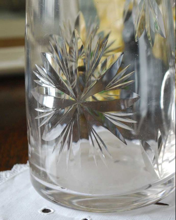 アンティーク 雑貨のガラス小物　アンティーク雑貨　雪の結晶のように美しい模様のガラスピッチャー（アンティークプレスドグラス）。アンティークのため、多少の欠け・傷がある場合がありますが、使用上問題はありませんので、ご了承下さい。(pg-4713)