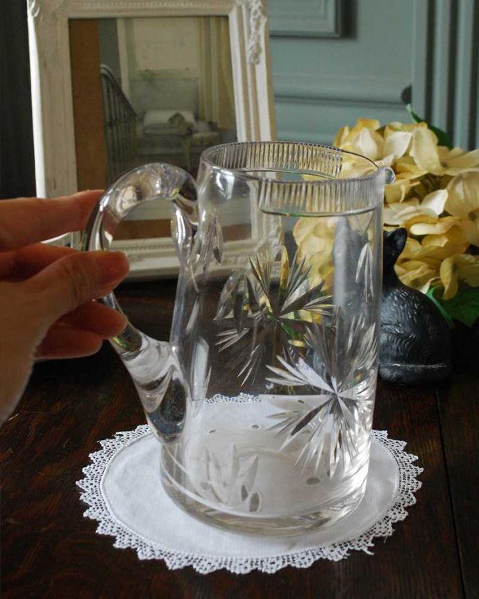 アンティーク 雑貨のガラス小物　アンティーク雑貨　雪の結晶のように美しい模様のガラスピッチャー（アンティークプレスドグラス）。使いやすいサイズでフラワーベースとしてもおススメです。(pg-4713)