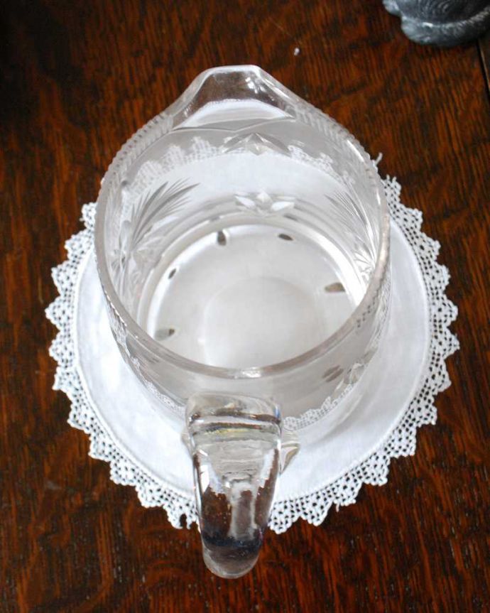 アンティーク 雑貨のガラス小物　アンティーク雑貨　雪の結晶のように美しい模様のガラスピッチャー（アンティークプレスドグラス）。上から見るとこんな感じです。(pg-4713)
