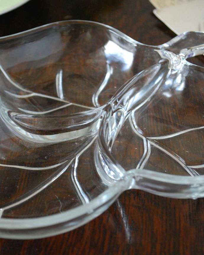 アンティーク 雑貨のガラス小物　アンティーク雑貨　アンティークプレスドグラスのトレー、リーフのかたちの仕切り付きプレート。アンティークのため、多少の欠け・傷がある場合がありますが、使用上問題はありませんので、ご了承下さい。(pg-4720)