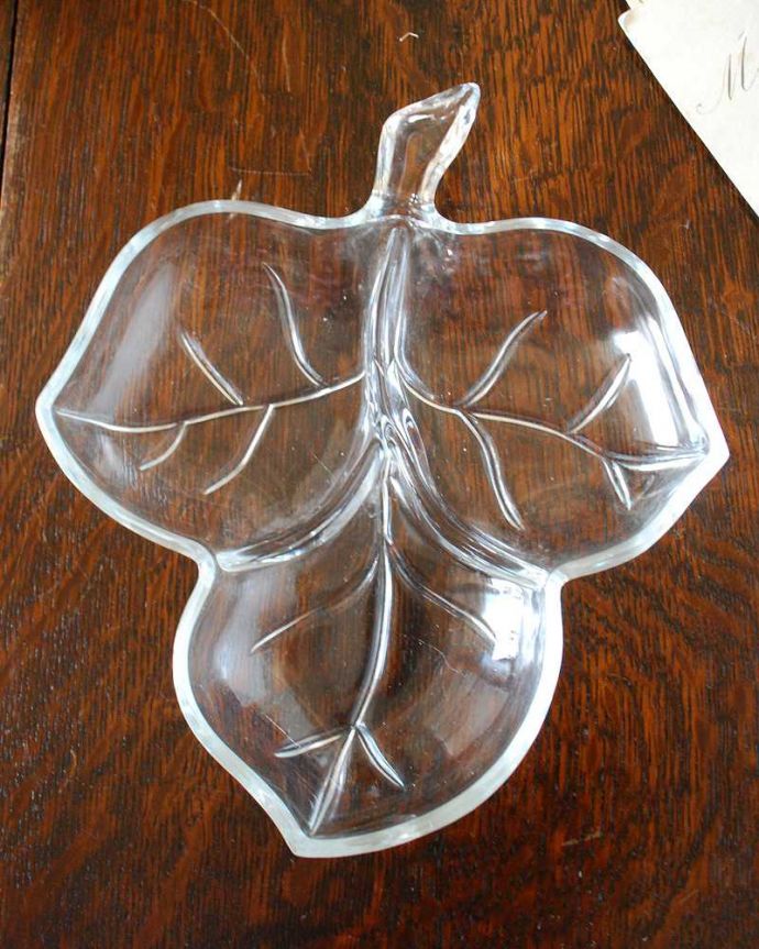 アンティーク 雑貨のガラス小物　アンティーク雑貨　アンティークプレスドグラスのトレー、リーフのかたちの仕切り付きプレート。上から見るとこんな感じです。(pg-4720)