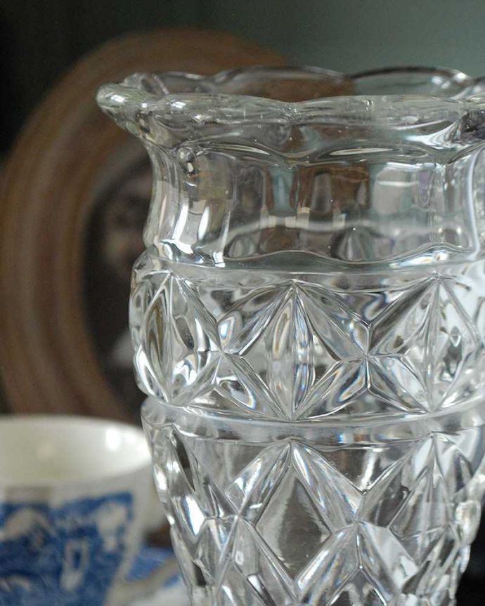 アンティーク 雑貨のガラス小物　アンティーク雑貨　イギリスアンティークの花瓶、レースのような縁がとっても可愛いフラワーベース。アンティークのため、多少の欠け・傷がある場合がありますが、使用上問題はありませんので、ご了承下さい。(pg-4729)