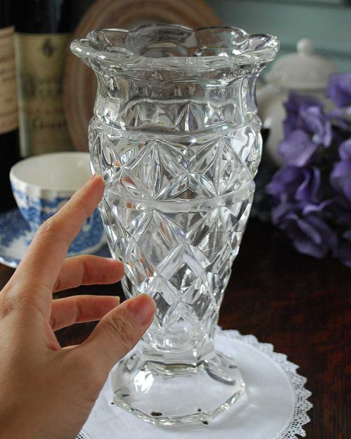 アンティーク 雑貨のガラス小物　アンティーク雑貨　イギリスアンティークの花瓶、レースのような縁がとっても可愛いフラワーベース。飾るだけで絵になる美しさ。(pg-4729)