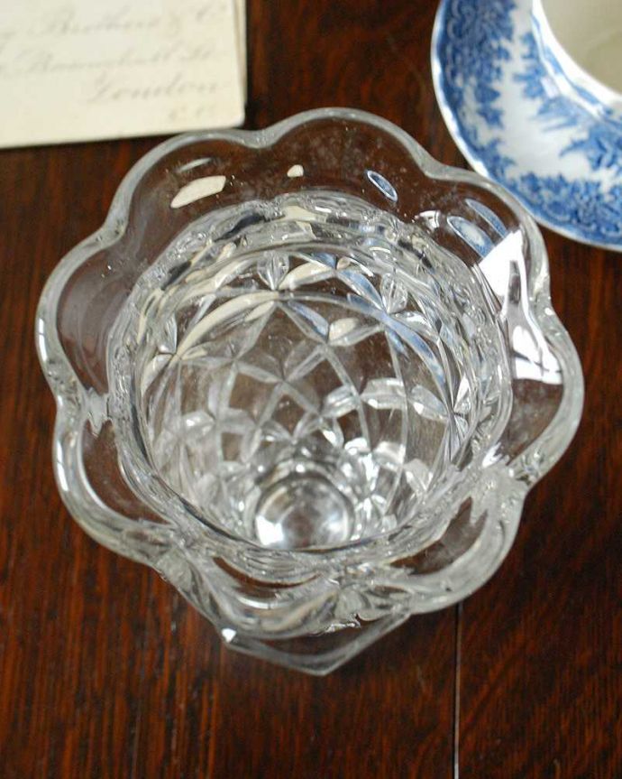 アンティーク 雑貨のガラス小物　アンティーク雑貨　イギリスアンティークの花瓶、レースのような縁がとっても可愛いフラワーベース。上から見るとこんな感じです。(pg-4729)