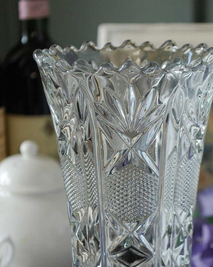 アンティーク 雑貨のガラス小物　アンティーク雑貨　縁どりのデザインも華やかなガラスのフラワーベース（アンティークプレスドグラス）。光が入るとキラキラと輝きますサイズが大きなプレスドグラスは、より太陽の光を反射してキラキラと輝きます。(pg-4731)