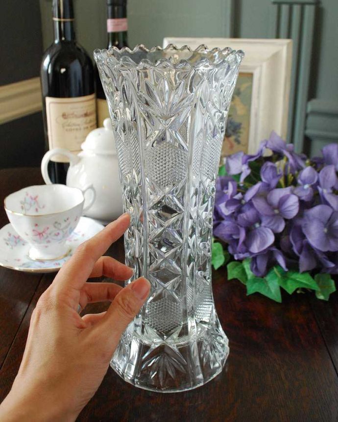 アンティーク 雑貨のガラス小物　アンティーク雑貨　縁どりのデザインも華やかなガラスのフラワーベース（アンティークプレスドグラス）。置くだけで華やかな雰囲気大きなサイズの花器は、お家に1つは欲しいアイテム。(pg-4731)