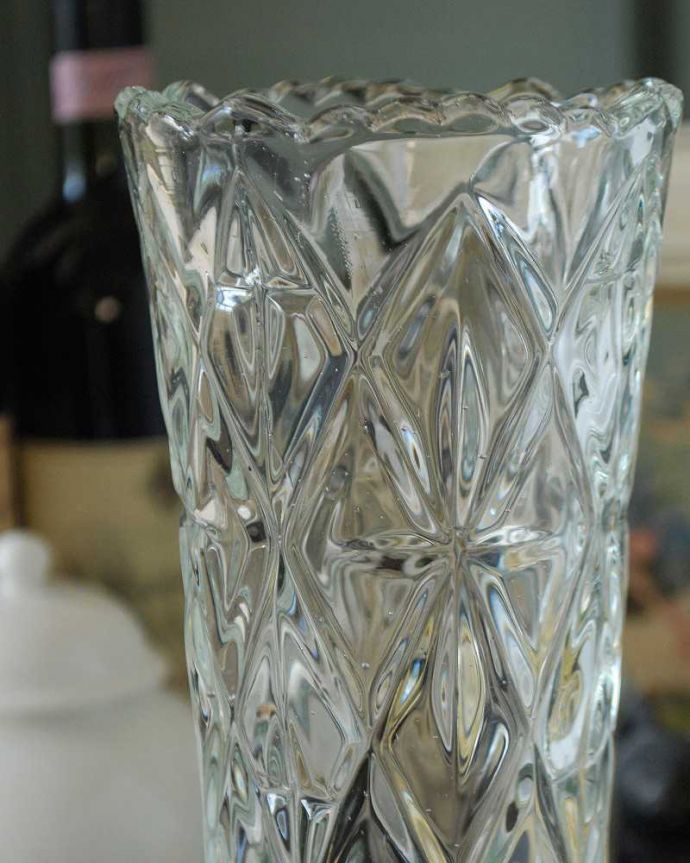 アンティーク 雑貨のガラス小物　アンティーク雑貨　大胆なカッティングが華やかなガラスのフラワーベース（アンティークプレスドグラス）。光が入るとキラキラと輝きますサイズが大きなプレスドグラスは、より太陽の光を反射してキラキラと輝きます。(pg-4732)