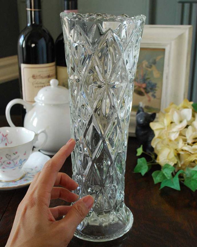 アンティーク 雑貨のガラス小物　アンティーク雑貨　大胆なカッティングが華やかなガラスのフラワーベース（アンティークプレスドグラス）。置くだけで華やかな雰囲気大きなサイズの花器は、お家に1つは欲しいアイテム。(pg-4732)