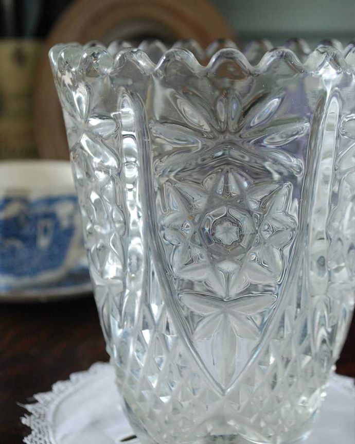 アンティーク 雑貨のガラス小物　アンティーク雑貨　アンティークガラスの輝くプレスドグラス、お花が咲いた様な可愛いフラワーベース。アンティークのため、多少の欠け・傷がある場合がありますが、使用上問題はありませんので、ご了承下さい。(pg-4734)