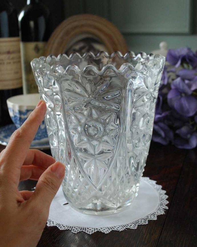アンティーク 雑貨のガラス小物　アンティーク雑貨　アンティークガラスの輝くプレスドグラス、お花が咲いた様な可愛いフラワーベース。飾るだけで絵になる美しさ。(pg-4734)
