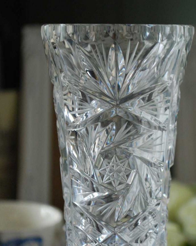 アンティーク 雑貨のガラス小物　アンティーク雑貨　カッティングがとっても美しいフラワーベース　英国アンティークのプレスドグラス。アンティークのため、多少の欠け・傷がある場合がありますが、使用上問題はありませんので、ご了承下さい。(pg-4736)