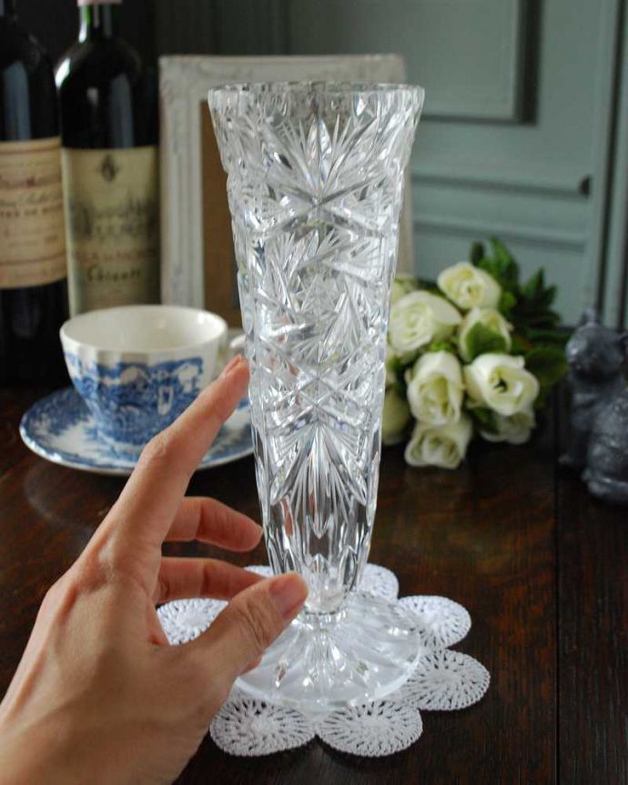 アンティーク 雑貨のガラス小物　アンティーク雑貨　カッティングがとっても美しいフラワーベース　英国アンティークのプレスドグラス。飾るだけで絵になる美しさ。(pg-4736)