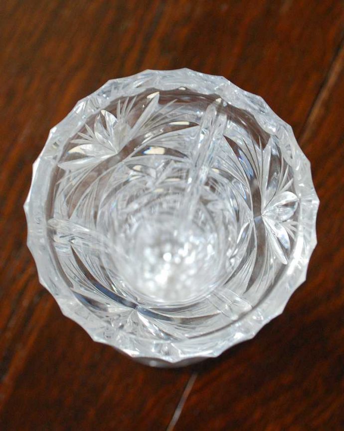 アンティーク 雑貨のガラス小物　アンティーク雑貨　カッティングがとっても美しいフラワーベース　英国アンティークのプレスドグラス。上から見るとこんな感じです。(pg-4736)