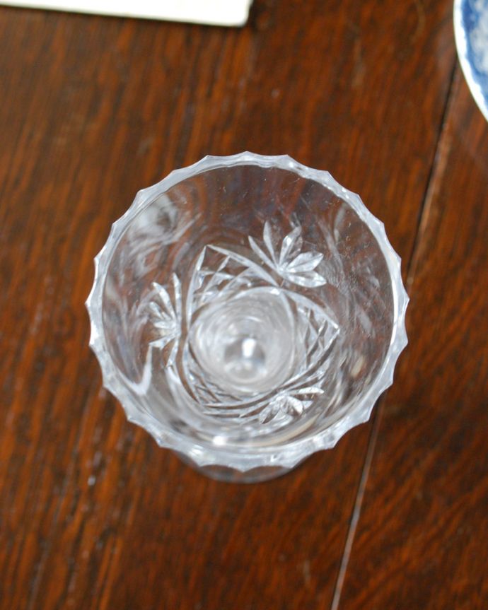 アンティーク 雑貨のガラス小物　アンティーク雑貨　くびれたラインが美しいフラワーベース、アンティークのプレスドグラス （花器）。上から見るとこんな感じです。(pg-4739)