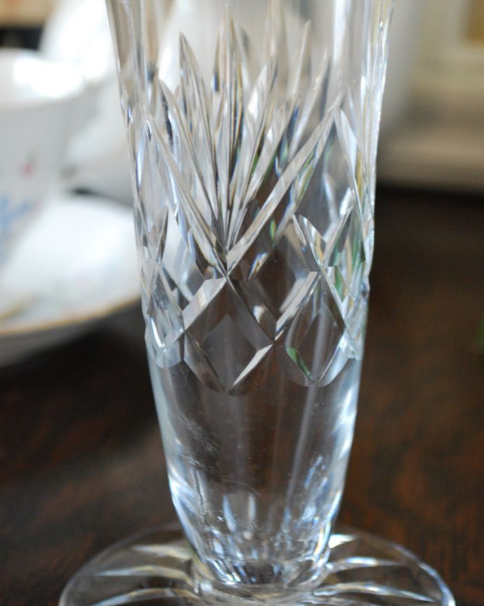 アンティーク 雑貨のガラス小物　アンティーク雑貨　細かい縁取りのレース模様が輝く、プレスドグラスのアンティークフラワーベース。普段の生活にパッと華を添えてくれるアンティーク気軽に使えるアンティークのプレスドグラスの中で、もっとも英国らしいアイテムの花器。(pg-4740)