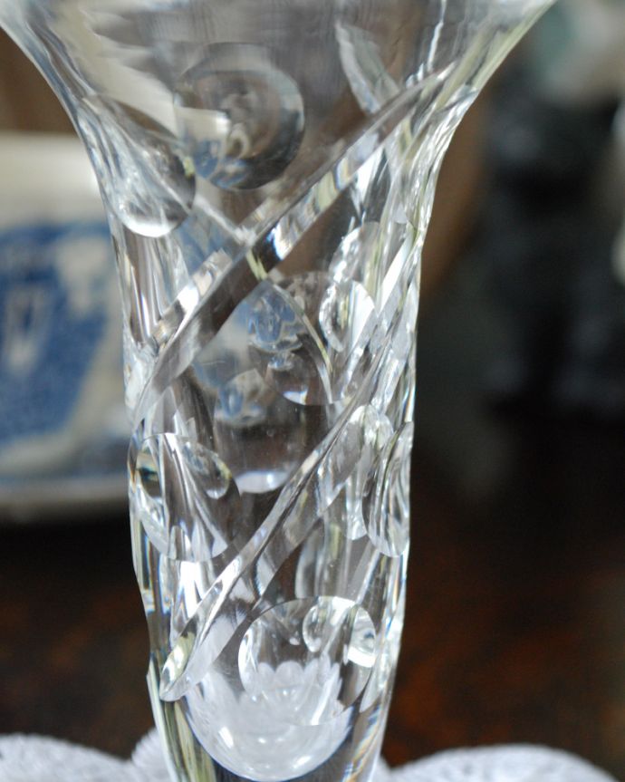 アンティーク 雑貨のガラス小物　アンティーク雑貨　女性らしいシルエットのフラワーベース（花器）プレスドグラス。アンティークのため、多少の欠け・傷がある場合がありますが、使用上問題はありませんので、ご了承下さい。(pg-4741)