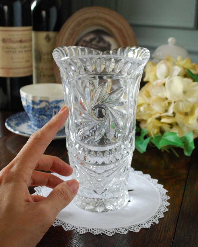 アンティーク 雑貨のガラス小物　アンティーク雑貨　大きなお花のが美しいフラワーベース、アンティークプレスドグラス（花器）。気軽に使えるフラワーベース英国らしくいろんなサイズが見つかる花器。(pg-4744)