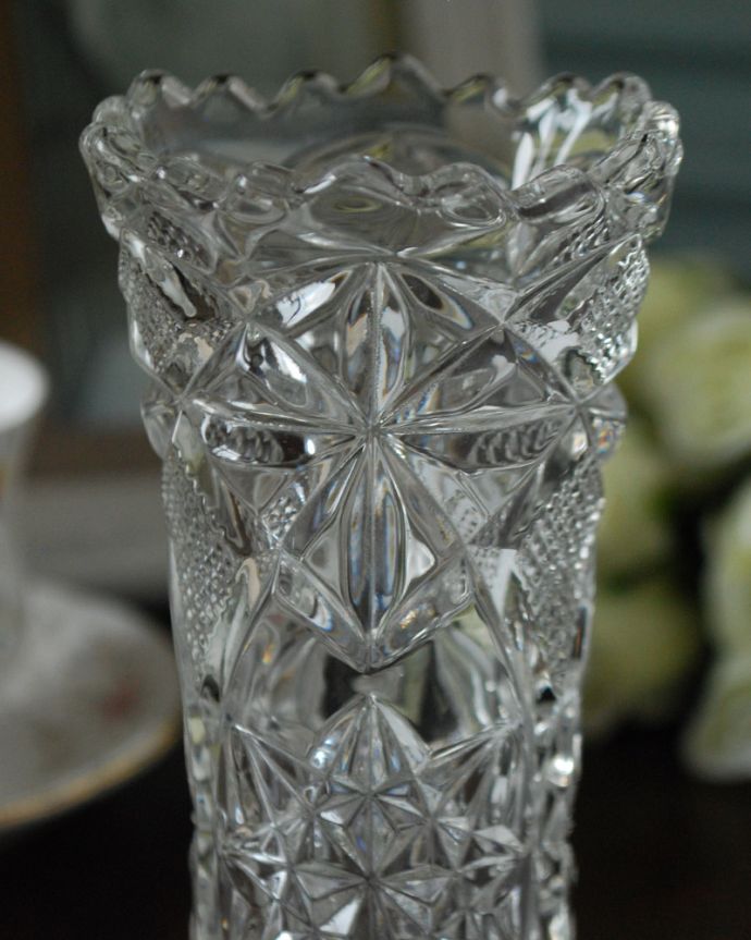 アンティーク 雑貨のガラス小物　アンティーク雑貨　アンティークガラスの雑貨、キレイなフラワーベース（花器）プレスドグラス。普段の生活にパッと華を添えてくれるアンティーク気軽に使えるアンティークのプレスドグラスの中で、もっとも英国らしいアイテムの花器。(pg-4745)