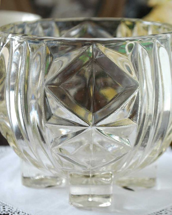 アンティーク 雑貨のガラス小物　アンティーク雑貨　ダイヤのようなカットが華やか、可愛い脚の付いたガラスボウル（プレスドグラス）。食事の時間を楽しく過ごすために作られた器貴重だったガラスがプレスドグラスの発達によって気軽に手に入るようになった時代に作られたテーブルウェア。(pg-4749)