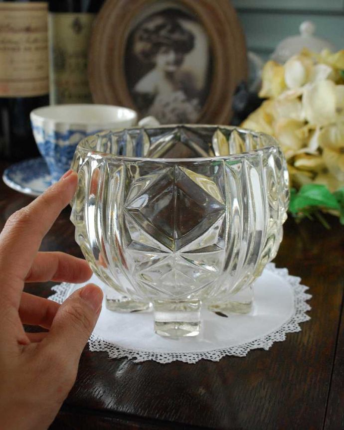 アンティーク 雑貨のガラス小物　アンティーク雑貨　ダイヤのようなカットが華やか、可愛い脚の付いたガラスボウル（プレスドグラス）。いろいろ便利に使えます食卓で使うのはもちろん、お花を浮かべたり、花器代わりに使ったりと自分だけの使い方を楽しんで下さい。(pg-4749)