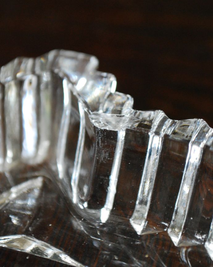 アンティーク 雑貨のガラス小物　アンティーク雑貨　華やかなカッティングが大人っぽいガラストレー（プレート）、アンティークプレスドグラス 。カケがあるのでSALE価格ですカケがありました。(pg-4750)