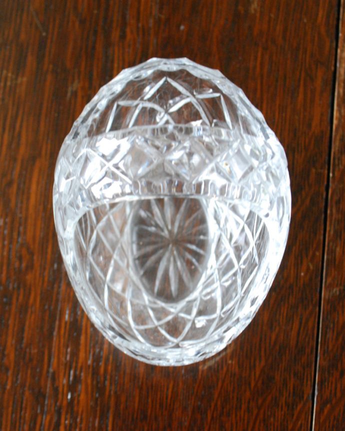 アンティーク 雑貨のガラス小物　アンティーク雑貨　カッティングが美しい小さなガラスのバスケット、アンティークプレスドグラス。上から見ると･･･しっかり選んでキレイなものだけ買い付けて来ました。(pg-4755)
