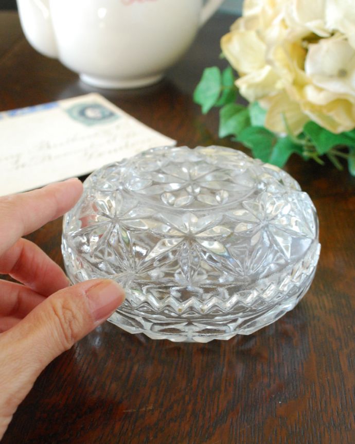 アンティーク 雑貨のガラス小物　アンティーク雑貨　レースカットの縁どりが可愛いフタ付きガラスケース、アンティークプレスドグラス。どこに置いても華やかなガラスのケースです。(pg-4758)