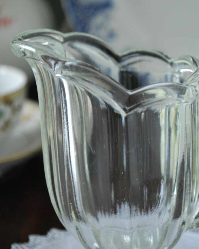 アンティーク 雑貨のガラス小物　アンティーク雑貨　食卓を華やかに飾る小さなガラスピッチャー（アンティークプレスドグラス）。アンティークのため、多少の欠け・傷がある場合がありますが、使用上問題はありませんので、ご了承下さい。(pg-4759)
