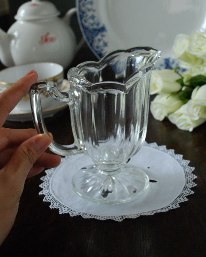 アンティーク 雑貨のガラス小物　アンティーク雑貨　食卓を華やかに飾る小さなガラスピッチャー（アンティークプレスドグラス）。フラワーベースにしても素敵です。(pg-4759)