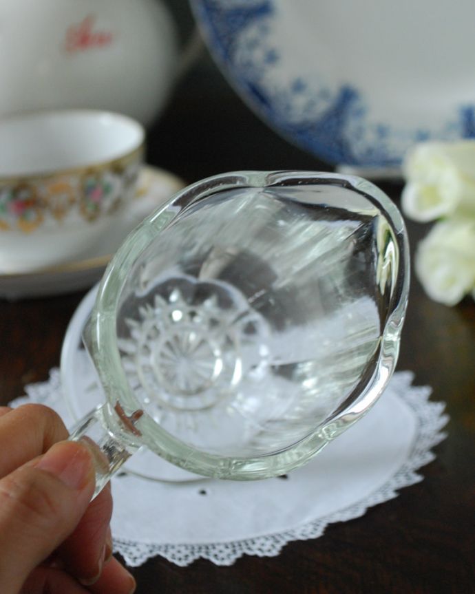 アンティーク 雑貨のガラス小物　アンティーク雑貨　食卓を華やかに飾る小さなガラスピッチャー（アンティークプレスドグラス）。上から見るとこんな感じです。(pg-4759)