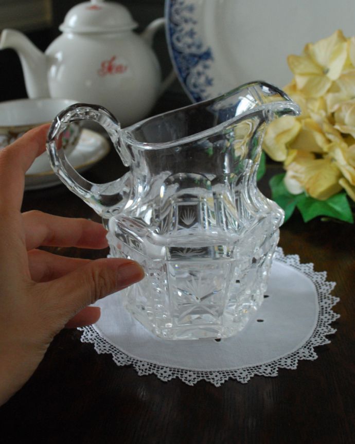 アンティーク 雑貨のガラス小物　アンティーク雑貨　花器にもオススメ、カッティングもキレイなガラスピッチャー（アンティークのプレスドグラス）。フラワーベースにしても素敵です。(pg-4762)