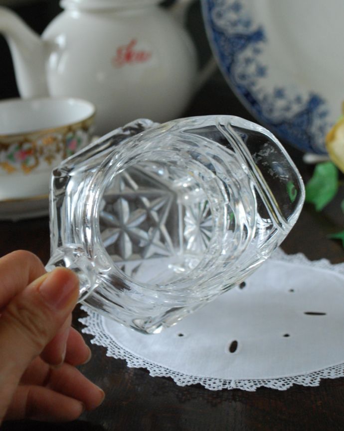 アンティーク 雑貨のガラス小物　アンティーク雑貨　花器にもオススメ、カッティングもキレイなガラスピッチャー（アンティークのプレスドグラス）。上から見るとこんな感じです。(pg-4762)