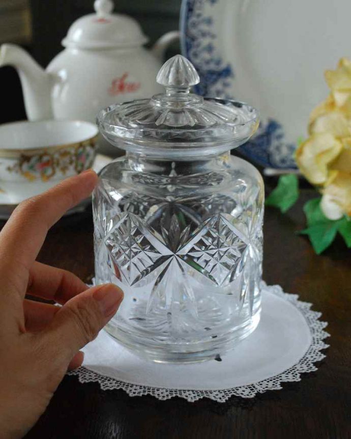アンティーク 雑貨のガラス小物　アンティーク雑貨　ティータイムに華を添えるアンティークプレスドグラス、イギリスで見つけたシュガーポット。ふたを開ける度にワクワク置いておくだけで絵になる可愛らしさ。(pg-4764)