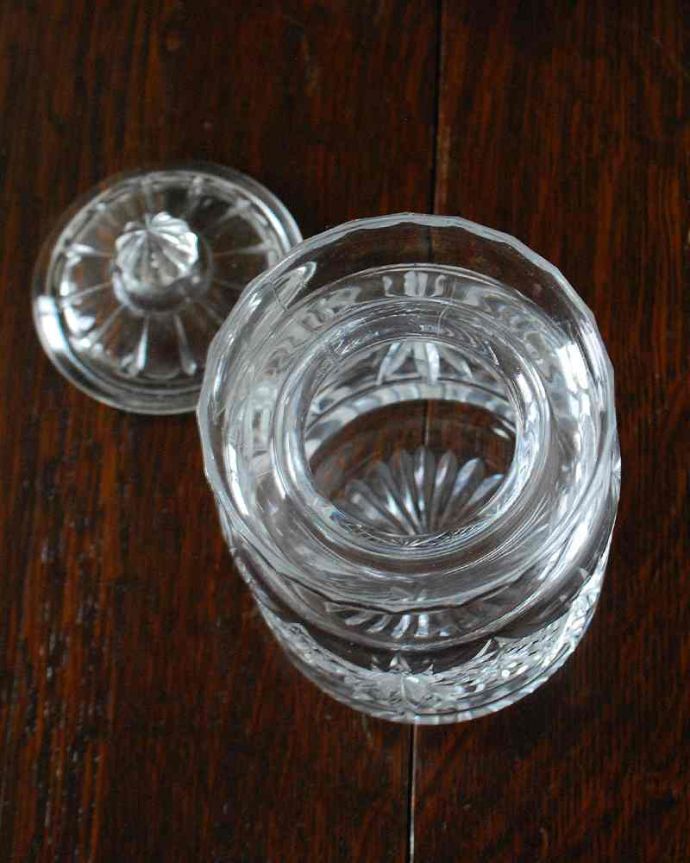 アンティーク 雑貨のガラス小物　アンティーク雑貨　ティータイムに華を添えるアンティークプレスドグラス、イギリスで見つけたシュガーポット。ふたをとって中をのぞいてみると･･･アンティークのため、多少の欠け・傷がある場合がありますが、使用上問題はありませんので、ご了承下さい。(pg-4764)