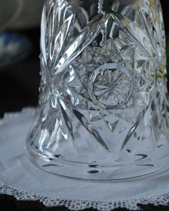 アンティーク 雑貨のガラス小物　アンティーク雑貨　輝きが美しいクリアガラスのディナーベル、アンティークプレスドグラス。装飾も美しいガラスで出来たベル使用人を呼ぶために日常的に使われていたベル。(pg-4775)