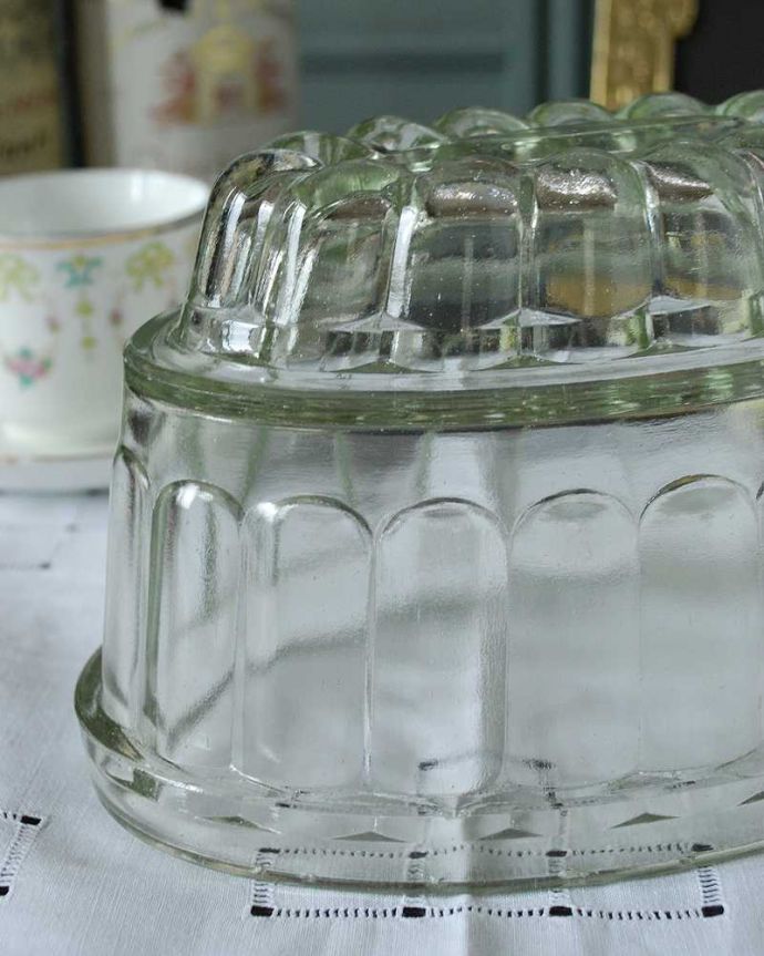 アンティーク 雑貨のガラス小物　アンティーク雑貨　キッチンで使える美しいアンティークプレスドグラスゼリーモールド(プレスドグラス) 。アンティークのため、多少の欠け・傷がある場合がありますが、使用上問題はありませんので、ご了承下さい。(pg-4776)