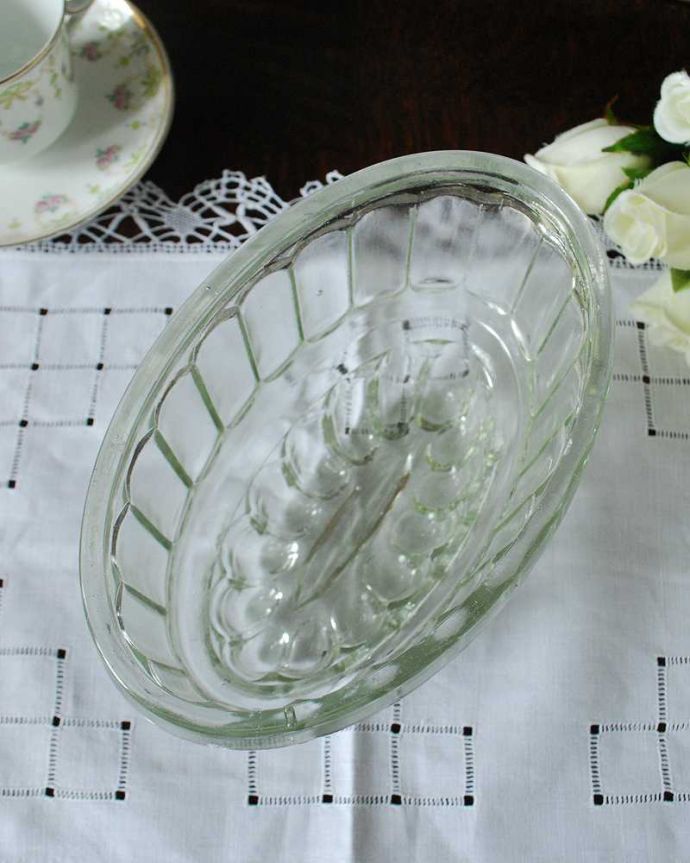 アンティーク 雑貨のガラス小物　アンティーク雑貨　キッチンで使える美しいアンティークプレスドグラスゼリーモールド(プレスドグラス) 。キッチンに置いて、小物入れにしても可愛いデザインです。(pg-4776)