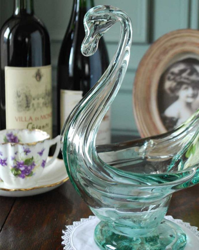 アンティーク 雑貨のガラス小物　アンティーク雑貨　アクアブルーの美しいガラスのスワン（白鳥）の小物入れ、アンティークプレスドグラス。大切にされてきた白鳥のモチーフとっても美しい白鳥の形をしたプレスドグラス。(pg-4784)