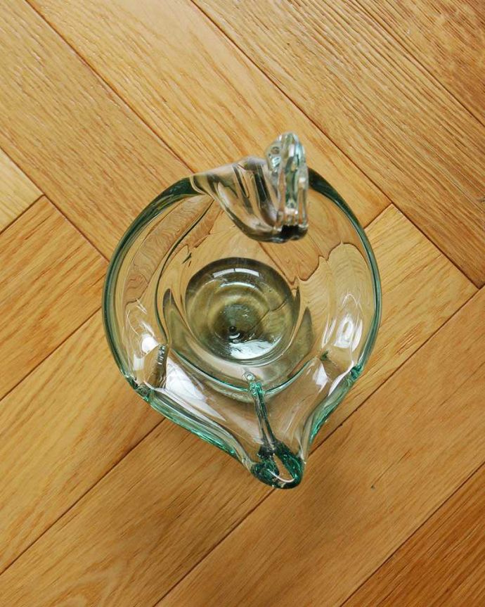アンティーク 雑貨のガラス小物　アンティーク雑貨　アクアブルーの美しいガラスのスワン（白鳥）の小物入れ、アンティークプレスドグラス。上から見るとこんな感じです。(pg-4784)