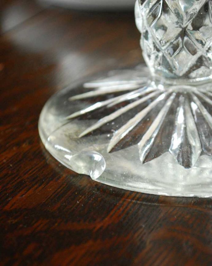 アンティーク 雑貨のガラス小物　アンティーク雑貨　煌くカッティングのアンティークプレスドグラス、キャンドルスタンドセット。カケがあるのでSALE価格ですカケがありました。(pg-4785)