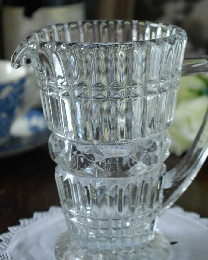 アンティーク 雑貨のガラス小物　アンティーク雑貨　安定感のあるデザインが魅力のアンティークのプレスドグラス、ミルクピッチャー。英国の家庭には必ずあるウォータージャグアルコールを飲まない人のためにテーブルの中央にお水を置いて置かれていたウォータージャグ。(pg-4791)