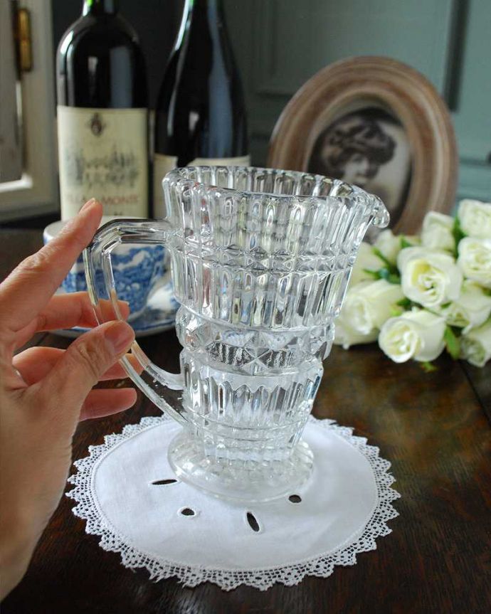 アンティーク 雑貨のガラス小物　アンティーク雑貨　安定感のあるデザインが魅力のアンティークのプレスドグラス、ミルクピッチャー。いろんな使い方が出来ます飲み物を入れるのはもちろんフラワーベースとしても使いやすい便利なサイズです。(pg-4791)