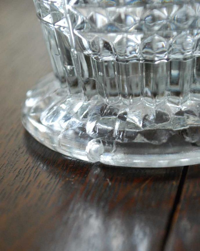 アンティーク 雑貨のガラス小物　アンティーク雑貨　フラワーベースにオススメのガラスピッチャー、アンティークのプレスドグラス。カケがあるのでSALE価格ですカケがありました。(pg-4792)