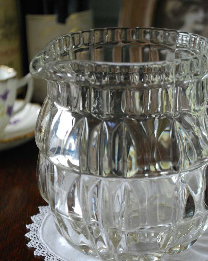 アンティーク 雑貨のガラス小物　アンティーク雑貨　フラワーベースにもおススメ、 アンティークのピッチャー（プレスドグラス）。英国の家庭には必ずあるウォータージャグアルコールを飲まない人のためにテーブルの中央にお水を置いて置かれていたウォータージャグ。(pg-4795)