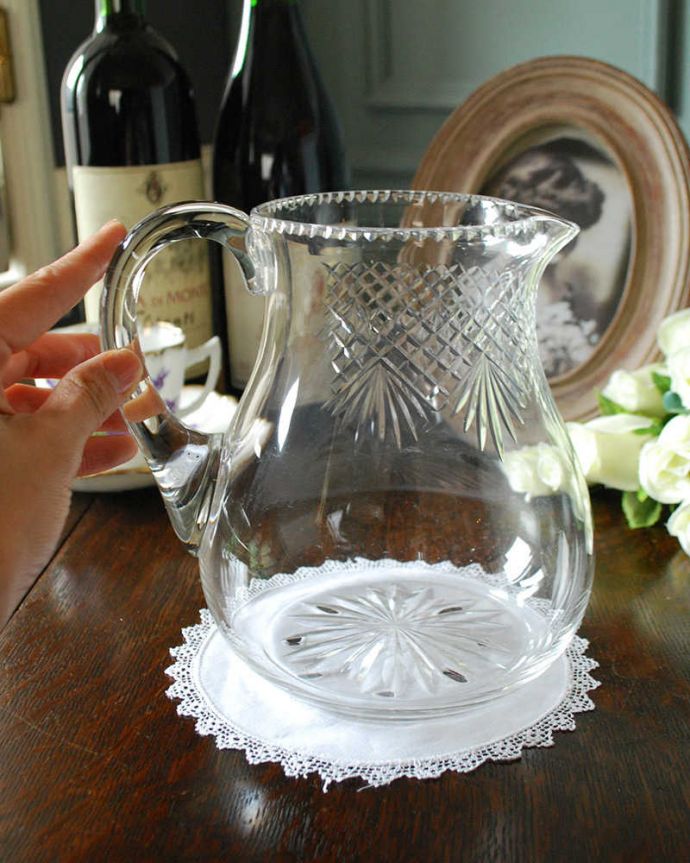 アンティーク 雑貨のガラス小物　アンティーク雑貨　ぽってりした形のガラスピッチャー、花器にもなるアンティーク プレスドグラス。使いやすいサイズでフラワーベースとしてもおススメです。(pg-4797)